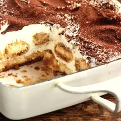 Pyszne tiramisu z mascarpone, przygotowane według sprawdzonego przepisu. Warstwy biszkoptów i kremu, posypane kakao.