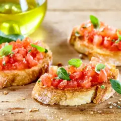 Pyszna bruschetta przepis: chrupiące grzanki z pomidorami i bazylią, skropione oliwą. Idealna na przekąskę.