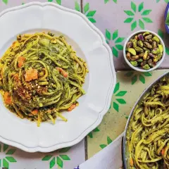 Makaron z pesto, pistacjami i kawałkami łososia. Idealny pomysł, co dodać do makaronu z pesto, by był jeszcze pyszniejszy.