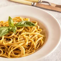 Pyszne linguine z pesto i bazylią. To danie to klasyka kuchni włoskiej, idealne na szybki obiad.