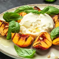 Pyszny **burrata przepis** z grillowanymi brzoskwiniami, świeżą bazylią i orzeszkami pinii. Idealna letnia przekąska.