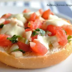 Bruschetta z pomidorami i mozzarellą, świeża i pyszna, idealna na szybką przekąskę.