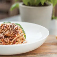 Pyszne spaghetti z sosem ragu, posypane parmezanem. Idealny przepis na obiad.