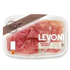 Plastikowe opakowanie z plastrami Prosciutto di San Daniele. Delikatne, różowe mięso z widocznym tłuszczem, idealne na włoską przekąskę.