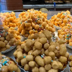Struffoli, tradycyjne włoskie ciastka, ozdobione kolorową posypką, idealne na Boże Narodzenie we Włoszech.