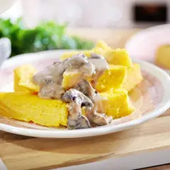 Kawałki polenty z kremowym sosem grzybowym. Pyszna polenta z czym jeść? Z grzybami!