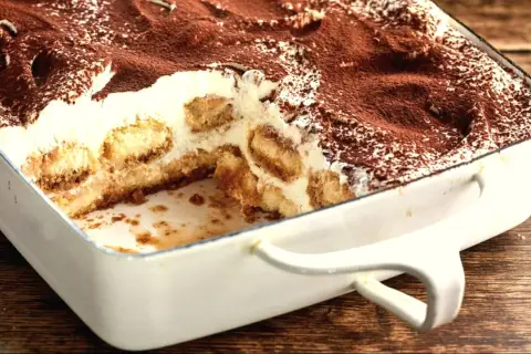 Pyszne tiramisu z mascarpone, przygotowane według sprawdzonego przepisu. Warstwy biszkoptów i kremu, posypane kakao.