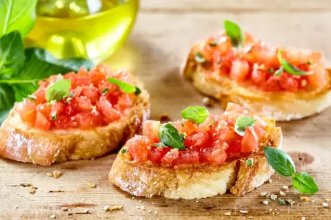 Pyszna bruschetta przepis: chrupiące grzanki z pomidorami i bazylią, skropione oliwą. Idealna na przekąskę.