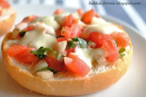 Bruschetta z pomidorami i mozzarellą, świeża i pyszna, idealna na szybką przekąskę.