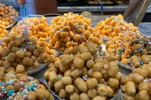 Struffoli, tradycyjne włoskie ciastka, ozdobione kolorową posypką, idealne na Boże Narodzenie we Włoszech.