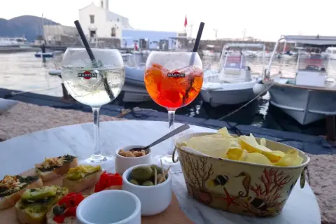 Aperol Spritz i drink z miętą, bruschetty, oliwki i chipsy nad wodą. Czego nie robić we Włoszech? Z pewnością nie przegapić takiej chwili!