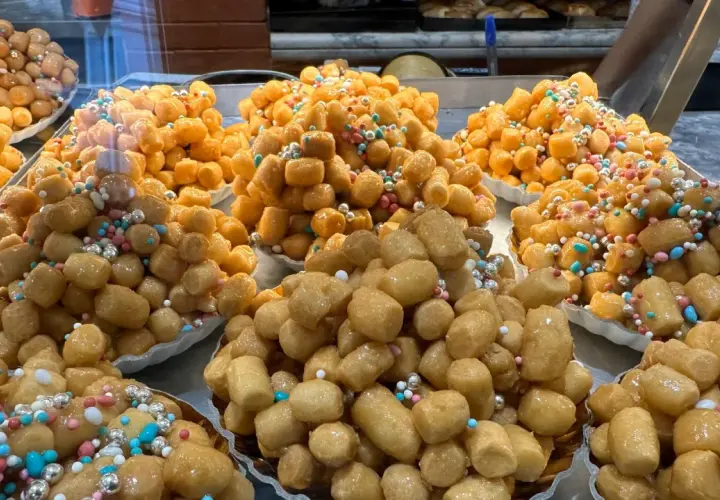 Struffoli, tradycyjne włoskie ciastka, ozdobione kolorową posypką, idealne na Boże Narodzenie we Włoszech.