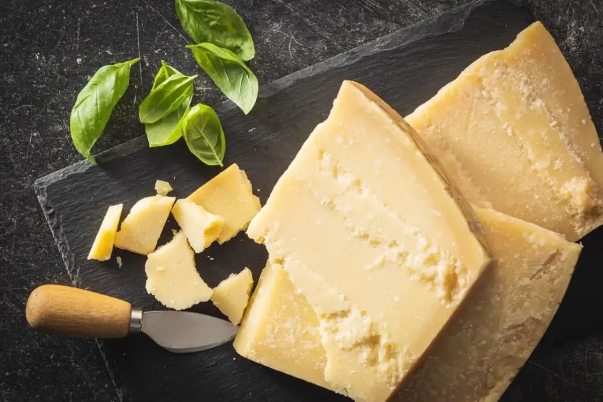 Parmezan bez tajemnic. Jak wybrać i do czego go używać?