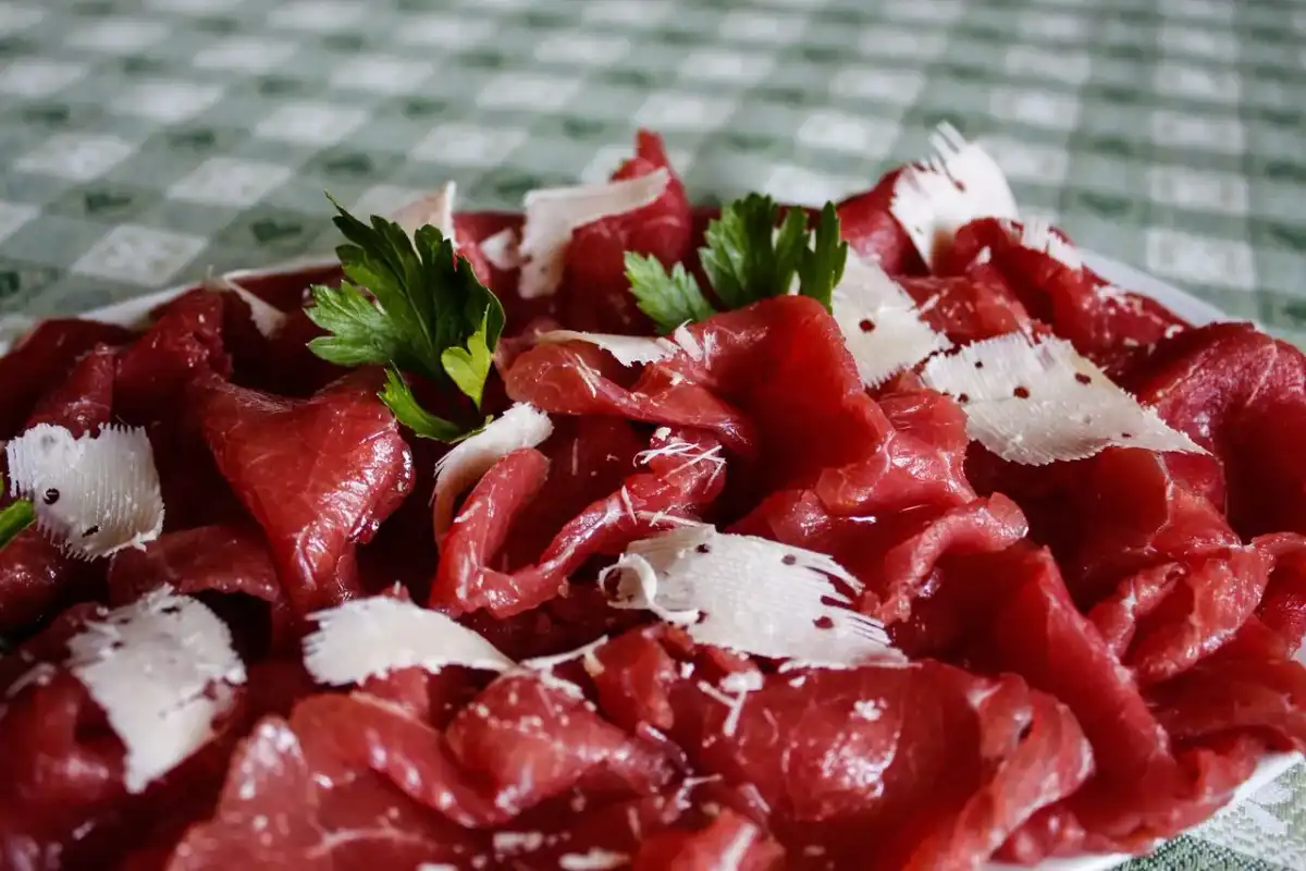 Carne salada z Trentino - jak ją podawać i czym różni się od bresaoli