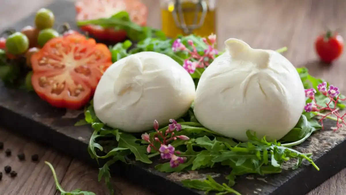 Burrata - czym różni się od mozzarelli i jak ją podawać?