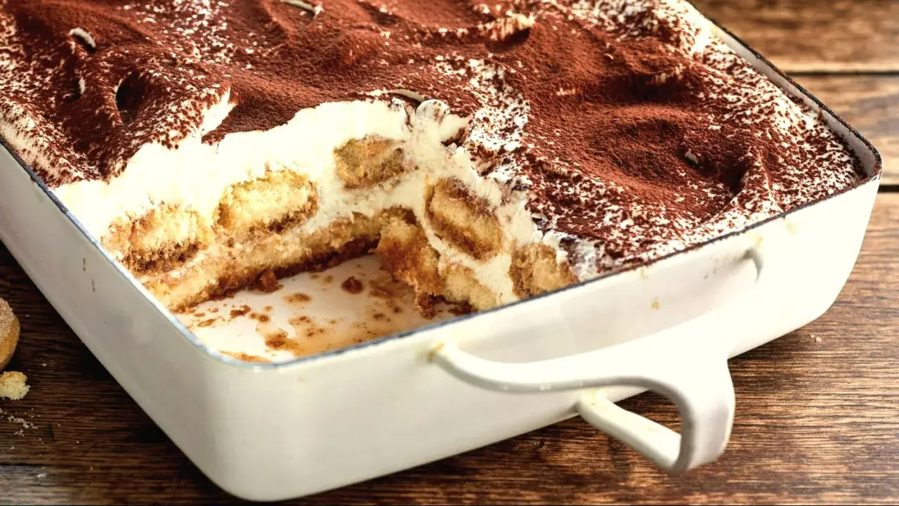 Pyszne tiramisu z mascarpone, przygotowane według sprawdzonego przepisu. Warstwy biszkoptów i kremu, posypane kakao.