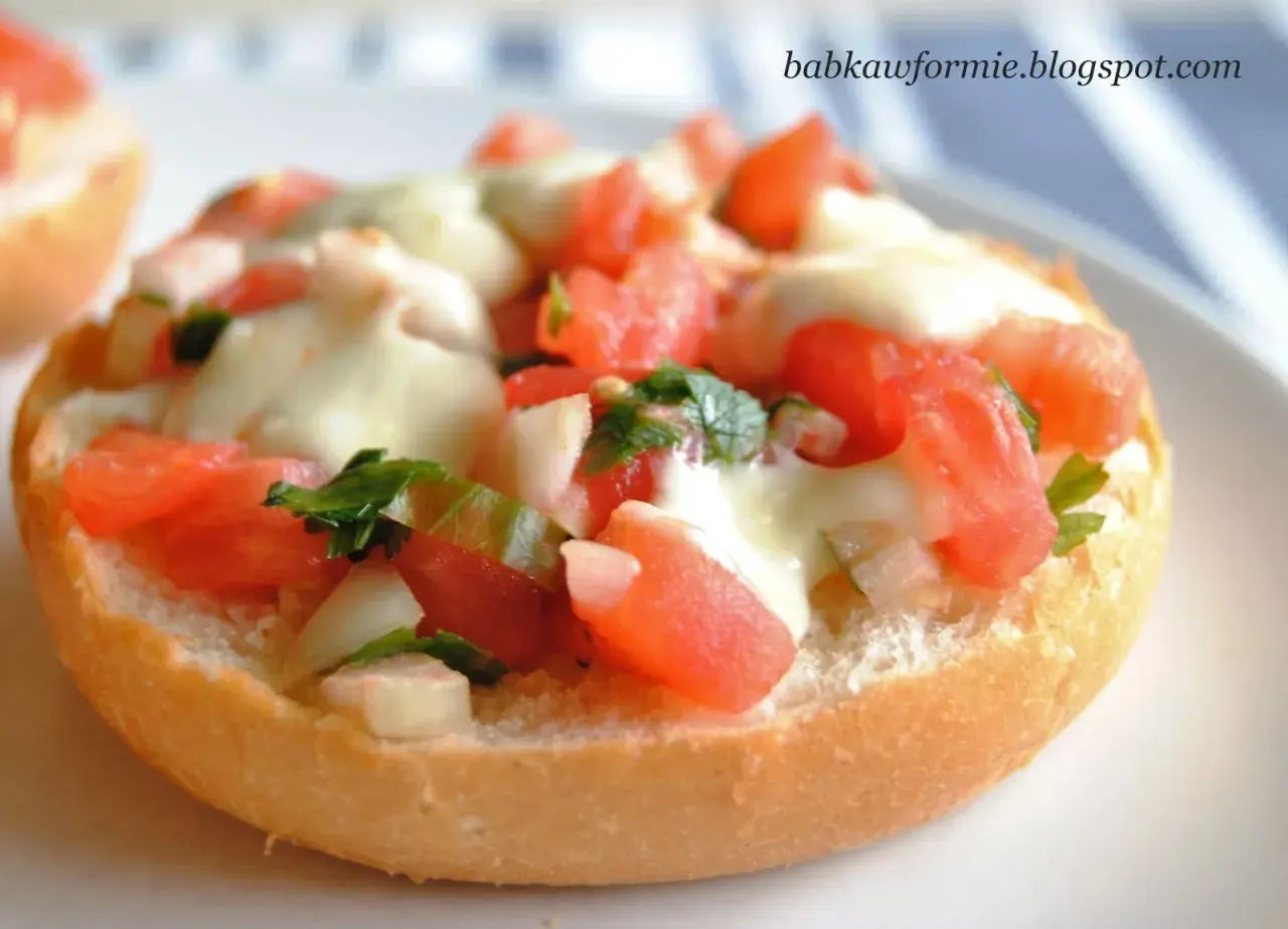 Bruschetta z pomidorami i mozzarellą, świeża i pyszna, idealna na szybką przekąskę.