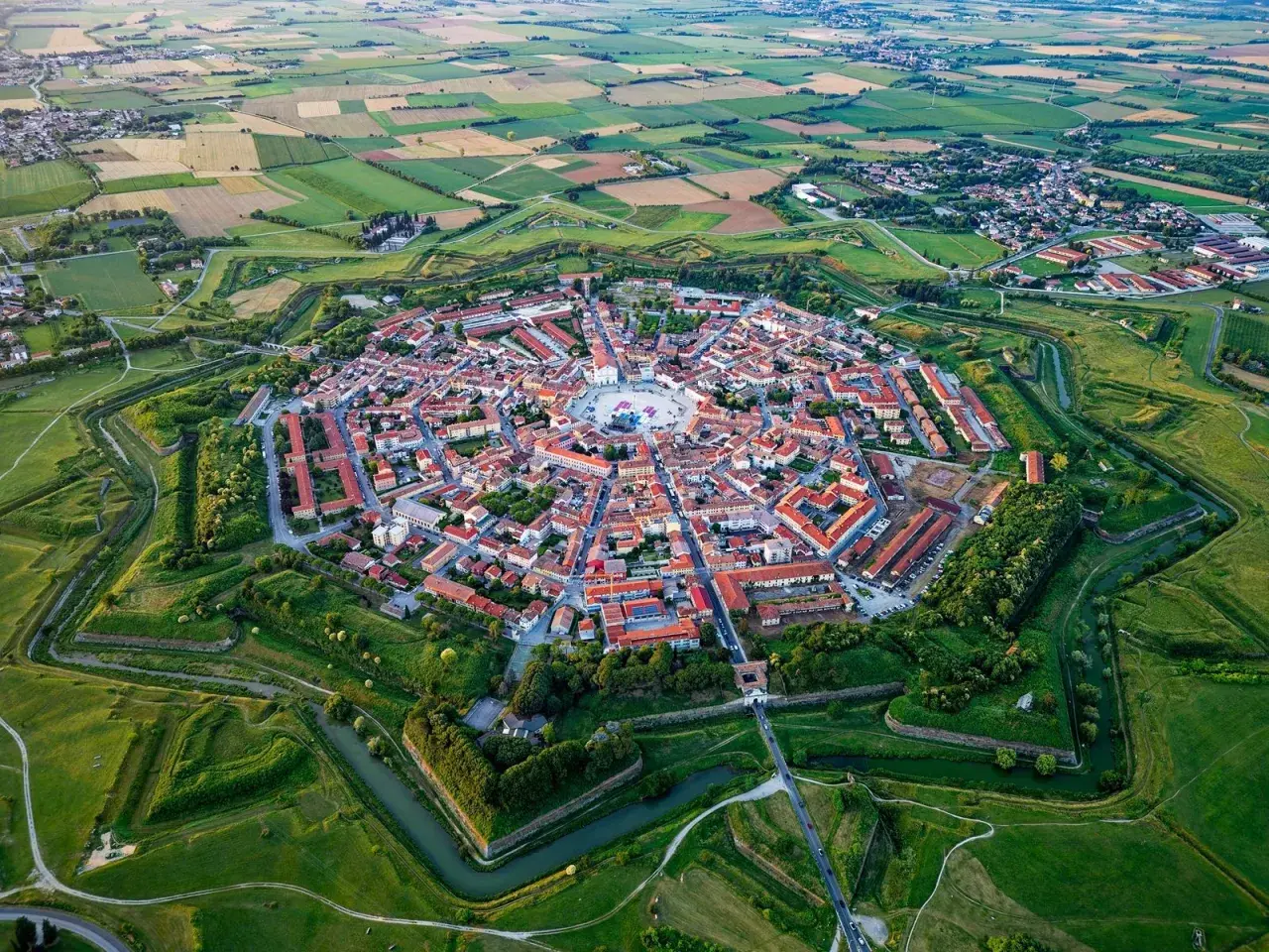 Idealne miasto w kształcie gwiazdy, Palmanova, w regionie Friuli, otoczone zielonymi fortyfikacjami i polami uprawnymi.