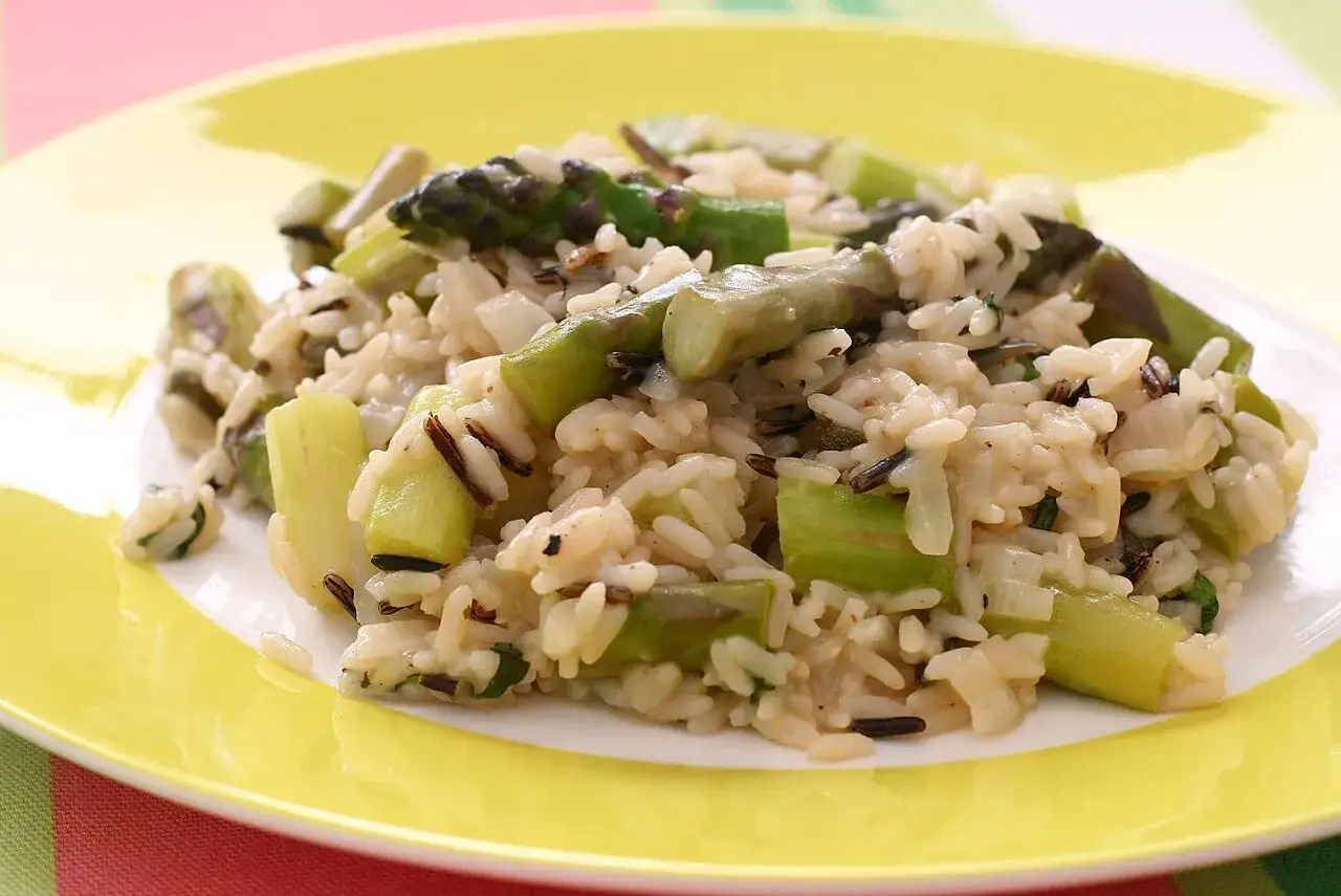Pyszne risotto z zielonymi szparagami, idealne, gdy wiesz, jak ugotować ryż do risotto.