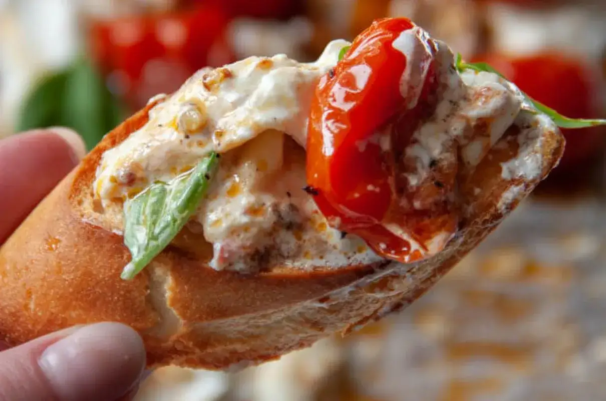 Pyszny tost z burratą, pomidorkami i bazylią. Idealny na szybki lunch lub przekąskę. Wypróbuj ten prosty burrata przepis!