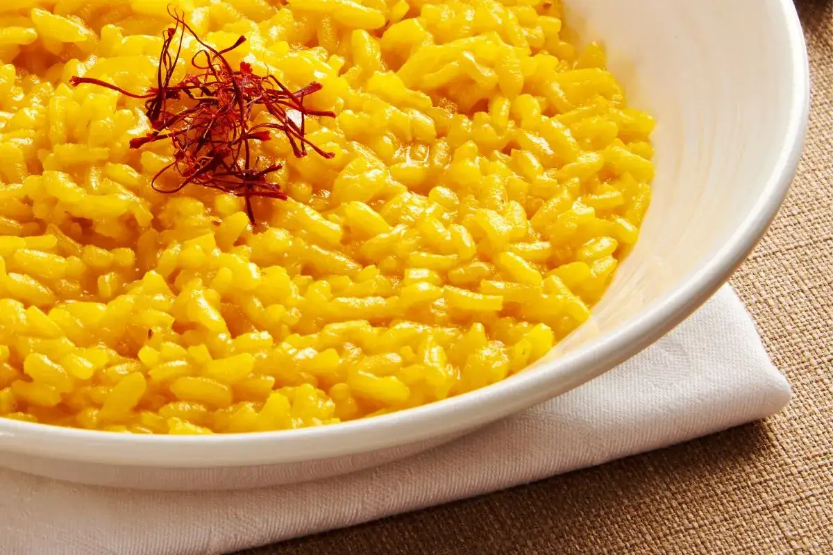 Aksamitny risotto alla milanese, czyli kuchnia wenecka w najlepszym wydaniu, ozdobione nitkami szafranu.