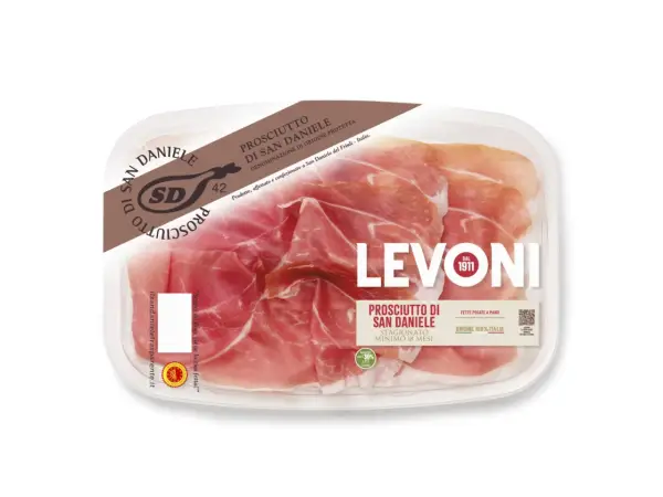 Plastikowe opakowanie z plastrami Prosciutto di San Daniele. Delikatne, różowe mięso z widocznym tłuszczem, idealne na włoską przekąskę.